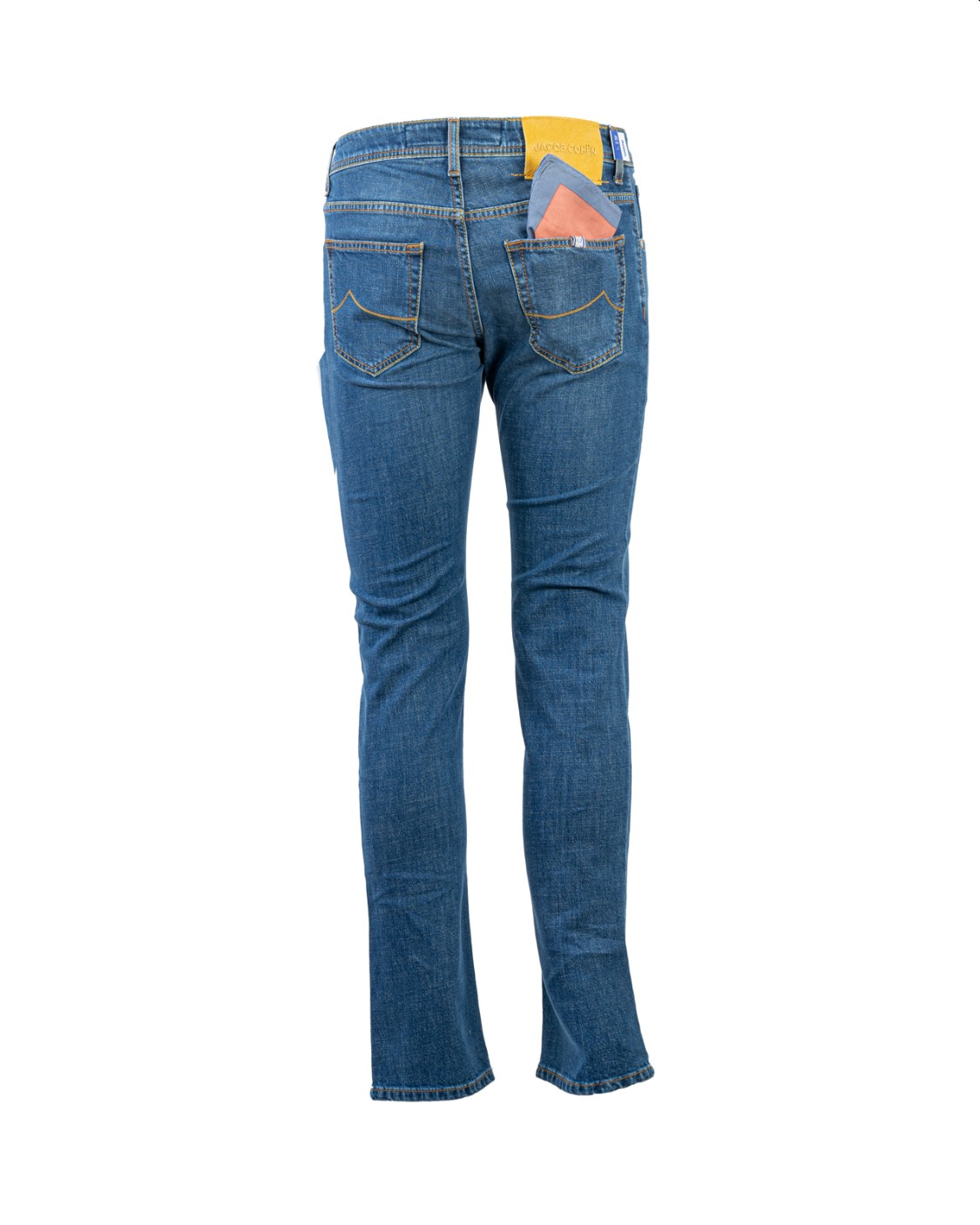 shop JACOB COHEN  Jeans: Jacob Cohen jeans Nick.
Denim stretch di cotone.
Modello a cinque tasche.
Vita bassa.
Passanti al punto vita.
Chiusura con bottoni.
Bottone logato con dettagli a spina di pesce e finitura oro chiaro.
Patta interna ricamata con nome del pantalone e citazione del fondatore.
Include bandana con stampa e rocchetto di filo.
Profumati con l’esclusiva fragranza Jacob Cohën.
Composizione: 98% Cotone 2% Elastan.
Fabbicato in Italia.. UQE06 32 S3736  NICK-566D number 8172646
